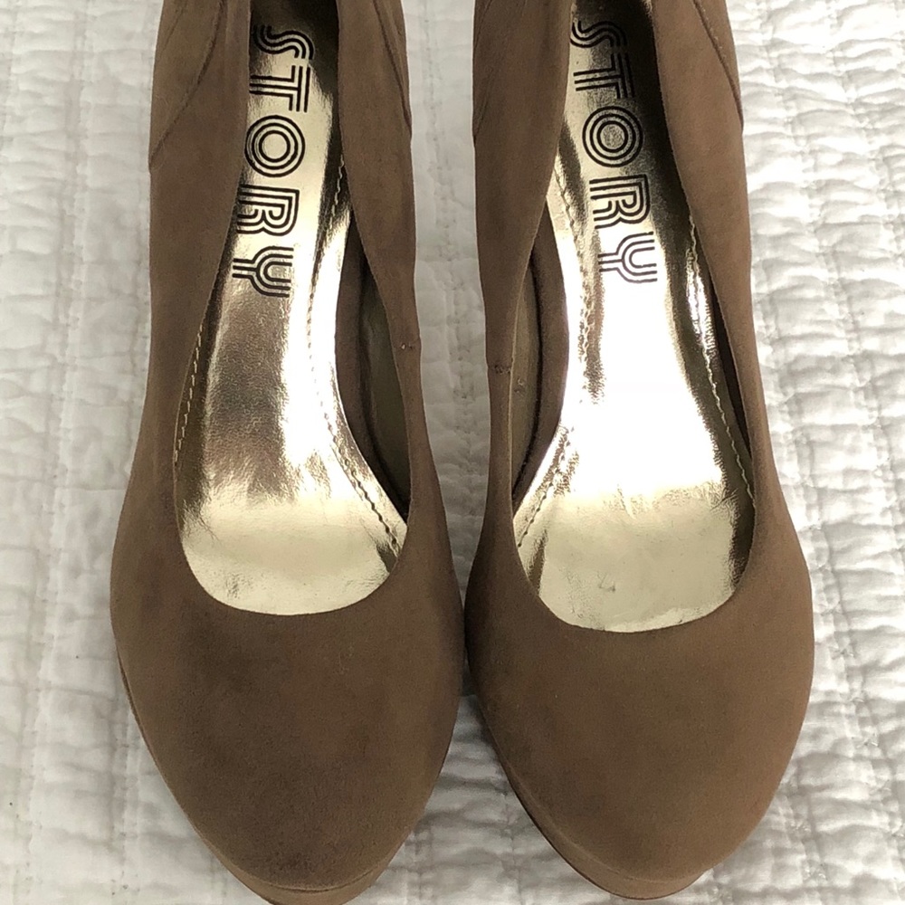 Like New Taupe Women’s heels from amiclubwear